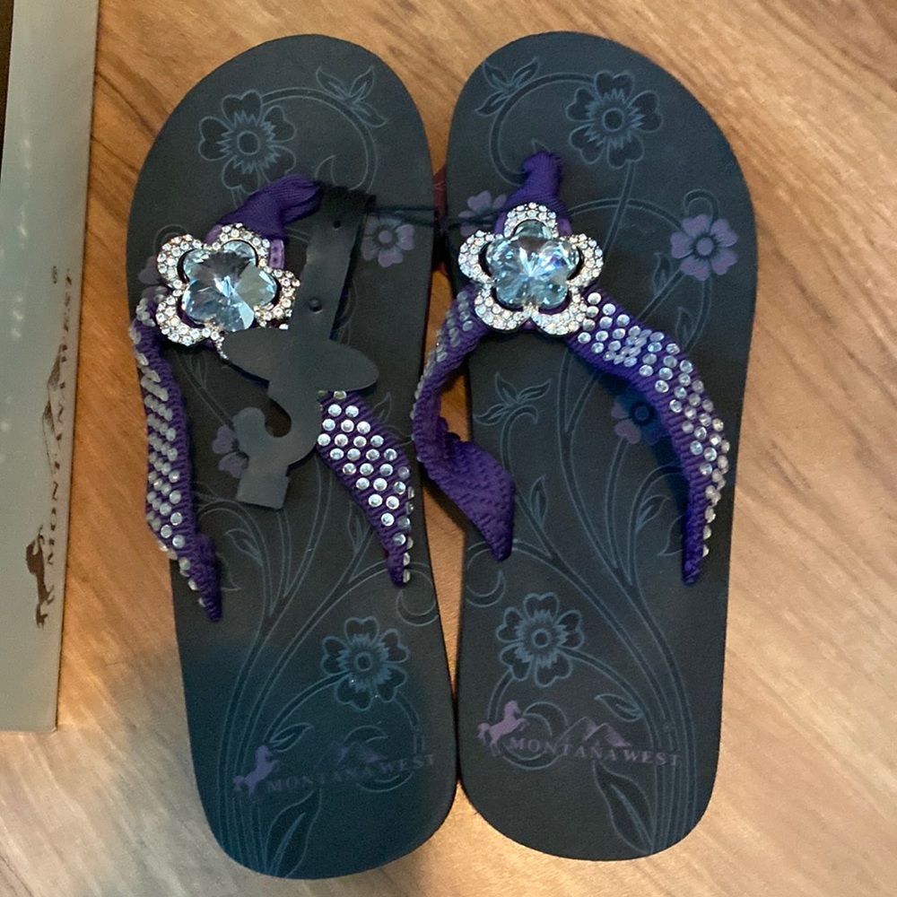 Women’s purple floral flip flops